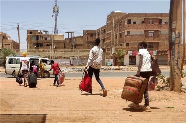 Người dân sơ tán tránh xung đột tại Khartoum, Sudan. Ảnh: AFP/TTXVN