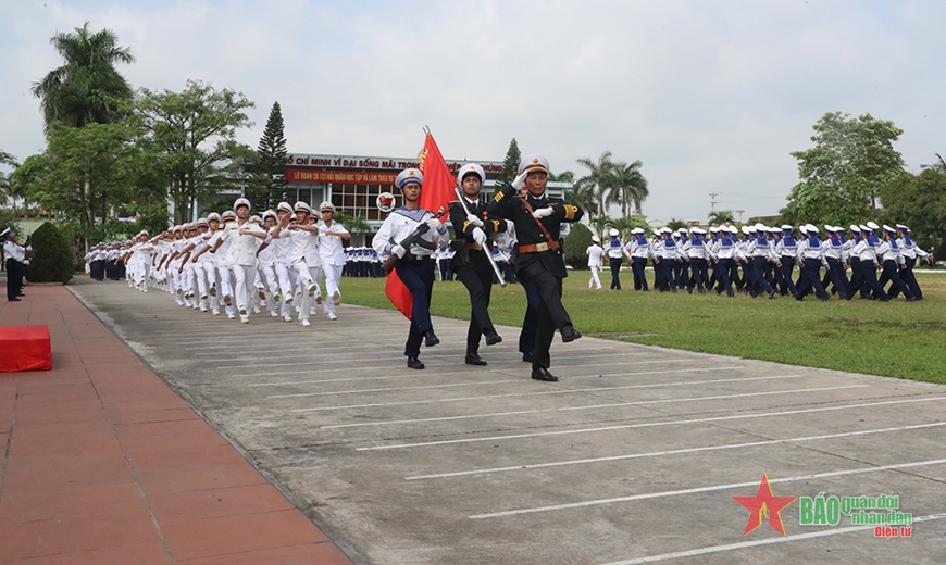 Duyệt đội ngũ tại buổi lễ. 