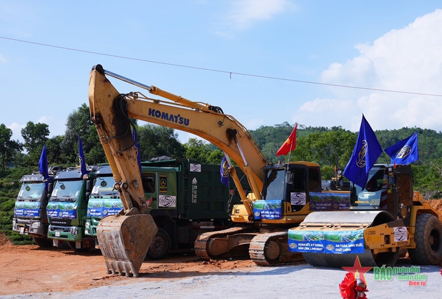  Nhà thầu huy động trang thiết bị, máy móc, triển khai thi công dự án cao tốc Tuyên Quang-Hà Giang. Ảnh: BẢO LINH 