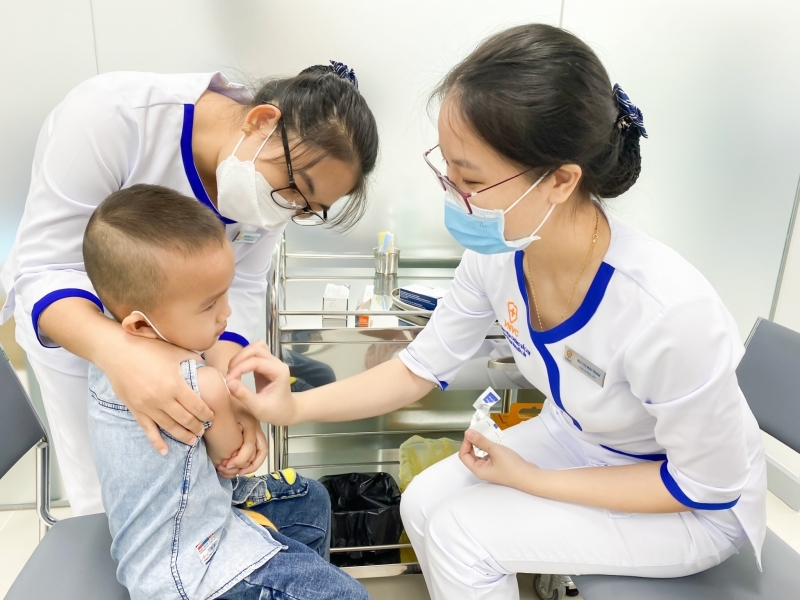 Tiêm vaccine phòng bệnh cho trẻ em. Ảnh: VNVC  