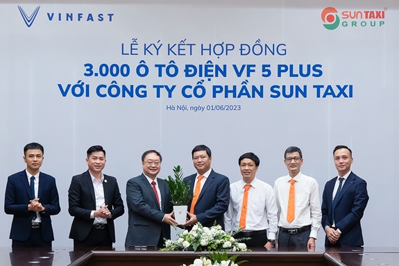 Công ty Cổ phần Sun Taxi đã ký kết hợp đồng mua 3.000 xe ô tô điện VF 5 Plus từ Công ty TNHH Kinh doanh Thương mại và Dịch vụ VinFast.