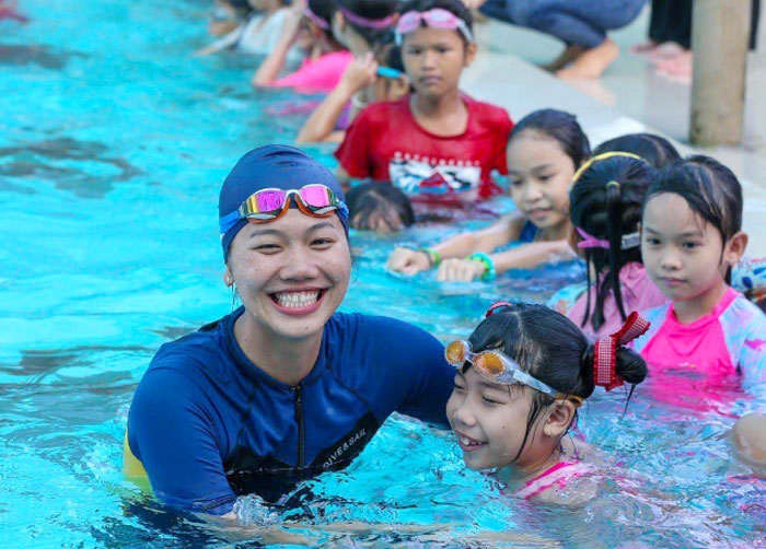      Ánh Viên giúp các em nhỏ tự tin tập luyện môn bơi. Ảnh do nhân vật cung cấp 