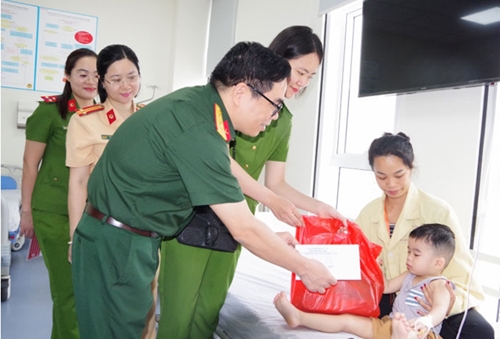 Tặng quà cho bệnh nhân đang điều trị tại Khoa nhi, Bệnh viện Quân y 103