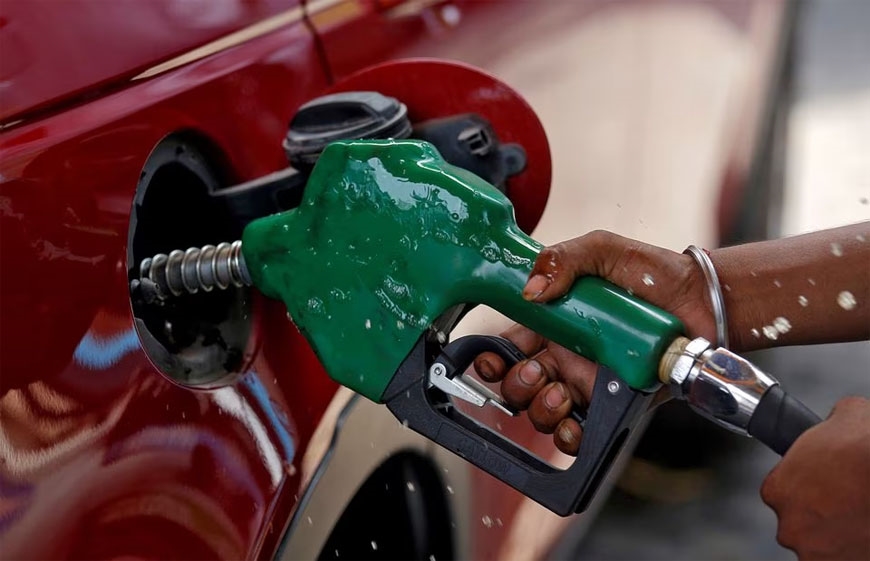 Giá xăng dầu trở về trái chiều sau dữ liệu dự trữ dầu của Mỹ tăng trong tuần trước. Ảnh minh họa: Reuters