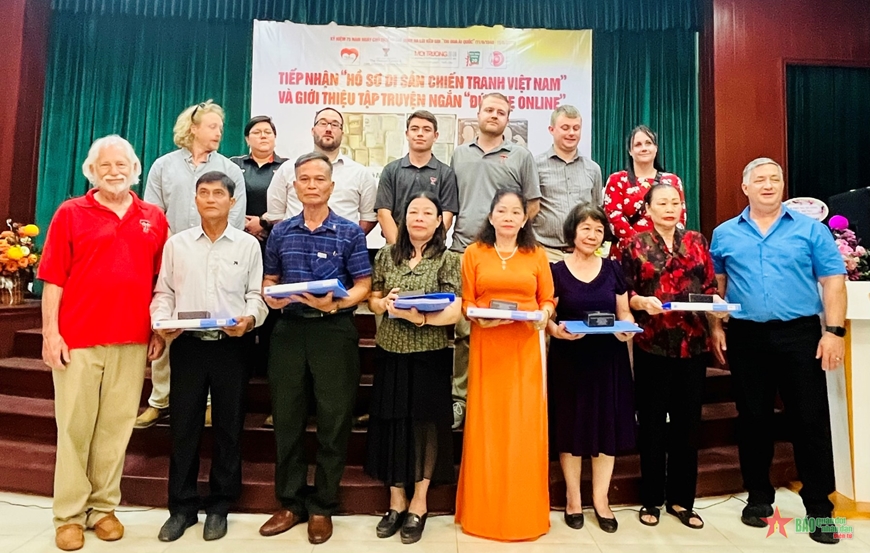 Đại diện Trung tâm Việt Nam và Lưu trữ tại Đại học Texas Tech University, Hoa Kỳ trao tặng hiện vật thân nhân các liệt sĩ.  