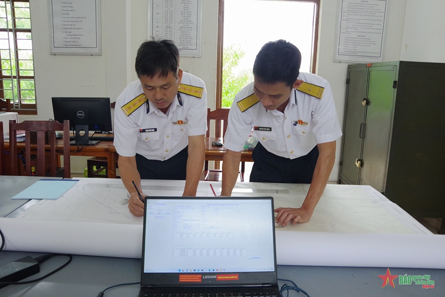 Thiếu tá Nguyễn Việt Hùng kiểm tra, hiệu chỉnh kết quả chỉ thị mục tiêu của phần mềm so với thực tế. Thiếu tá Nguyễn Việt Hùng kiểm tra, hiệu chỉnh kết quả chỉ thị mục tiêu của phần mềm so với thực tế.