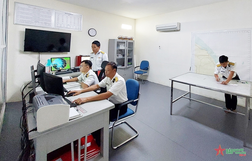 Kíp trực Trạm Ra-đa 545 thực hiện huấn luyện chỉ thị mục tiêu trong phiên ca. Kíp trực Trạm Ra-đa 545 thực hiện huấn luyện chỉ thị mục tiêu trong phiên ca.