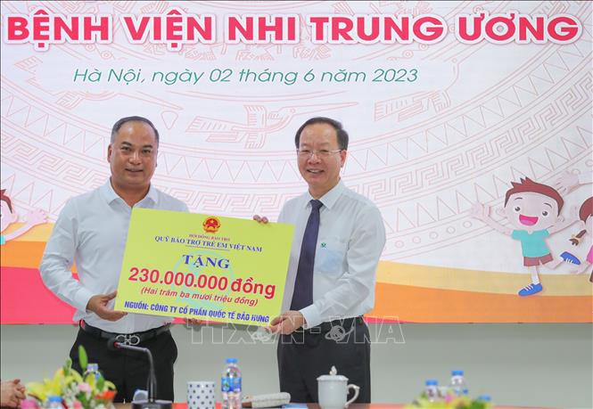 Nhân dịp này, Giám đốc Đinh Tiến Hải, Quỹ Bảo trợ trẻ em Việt Nam trao tặng 230 triệu đồng cho các bệnh nhi có hoàn cảnh khó khăn đang điều trị tại Bệnh viện nhi Trung ương.