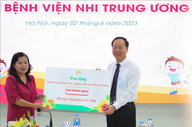 Nhân dịp này, Chủ tịch Quỹ vì ngày mai tươi sáng Nguyễn Thị Xuyên trao tặng 100 phần quà (trị giá 200 triệu đồng) cho các bệnh nhi có hoàn cảnh khó khăn đang điều trị tại Bệnh viện nhi Trung ương.