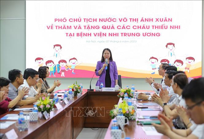  Phó chủ tịch nước Võ Thị Ánh Xuân trao đổi với đội ngũ y, bác sĩ Bệnh viện nhi Trung ương.