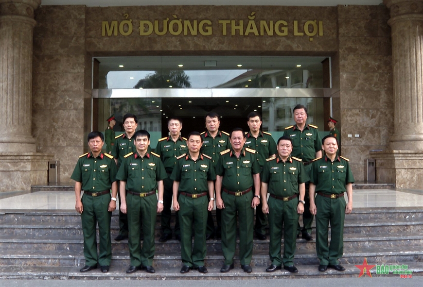 Thượng tướng Võ Minh Lương cùng các đồng chí trong Đảng ủy, Bộ tư lệnh Binh chủng Công binh trước buổi kết luận kiểm tra. 