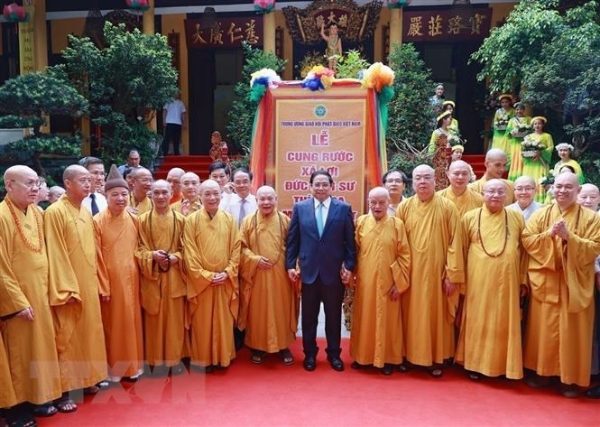 Thủ tướng Phạm Minh Chính chụp ảnh chung cùng các Chư tôn Giáo phẩm Giáo hội Phật giáo Việt Nam. 