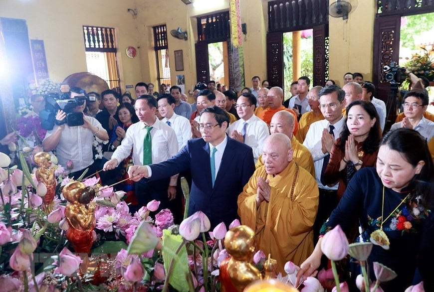 Thủ tướng Chính phủ Phạm Minh Chính và các Chư tôn Giáo phẩm cùng các đại biểu thực hiện nghi thức tắm Phật tại chùa Quán Sứ, Hà Nội.  