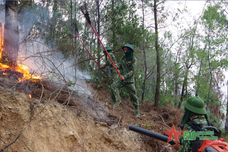  Cán bộ, chiến sĩ Lữ đoàn Công binh 414 (Quân khu 4) tham gia chữa cháy rừng. Ảnh: HOÀNG THÁI