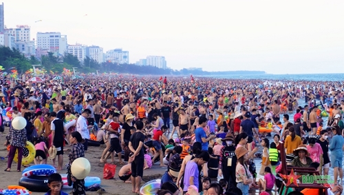 Thanh Hóa: Bãi biển Sầm Sơn ken đặc du khách ngày cuối tuần