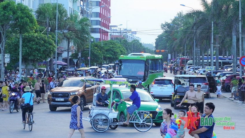 Đường ven biển Sầm Sơn có lúc ùn tắc do lượng phương tiện quá đông. 