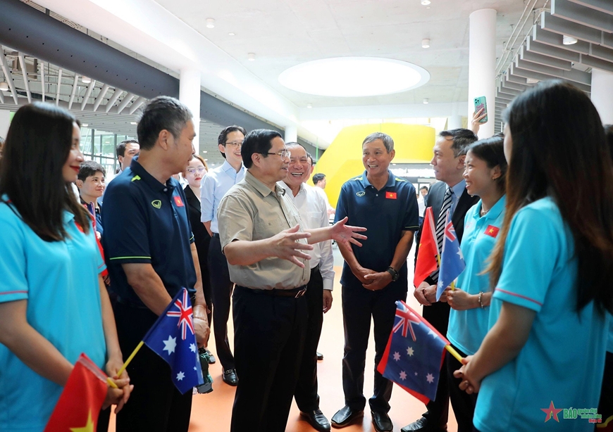 Thủ tướng Phạm Minh Chính động viên Huấn luyện viên trưởng Mai Đức Chung cùng các thành viên Đội tuyển bóng đá nữ Việt Nam. Ảnh: TUẤN HUY 