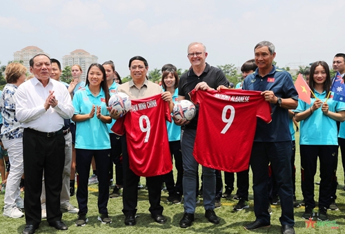 Thủ tướng Phạm Minh Chính, Thủ tướng Australia Anthony Albanese giao lưu với đội bóng đá nữ của 2 nước