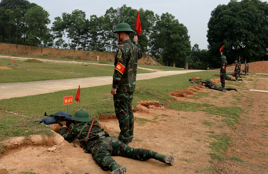 Chiến sĩ mới Trung đoàn 692 kiểm tra bắn đạn thật năm 2023. Ảnh: ĐÔNG TRẦN