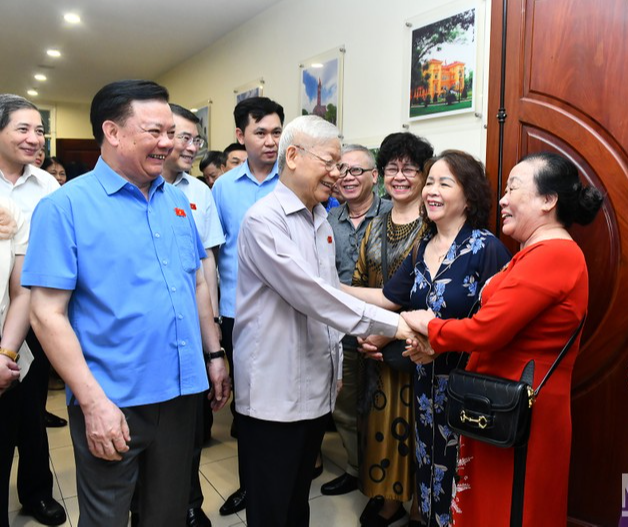  Tổng Bí thư Nguyễn Phú Trọng cùng đại biểu và cử tri TP. Hà Nội - Ảnh: Báo Nhân dân 