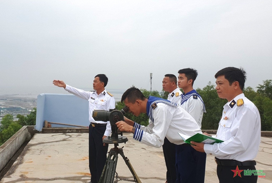 Giờ huấn luyện quan sát mắt tại Trạm Ra-đa 500, Trung đoàn 151, Vùng 1 Hải quân. Ảnh: NGỌC TRIỆU 