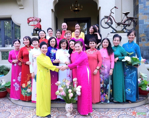 Lan tỏa giá trị văn hóa của sen và áo dài Việt
