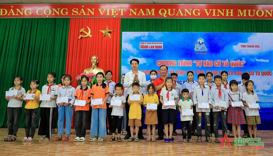 Các phần quà được trao cho các em học sinh nghèo hiếu học.