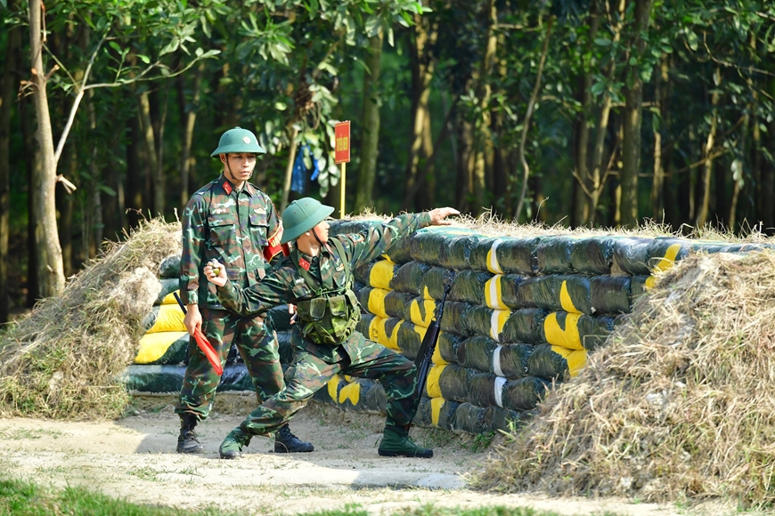 Chiến sĩ mới Trung đoàn 764, Bộ CHQS tỉnh Nghệ An thực hiện kiểm tra nội dung ném lựu đạn. Ảnh: HOÀNG ANH