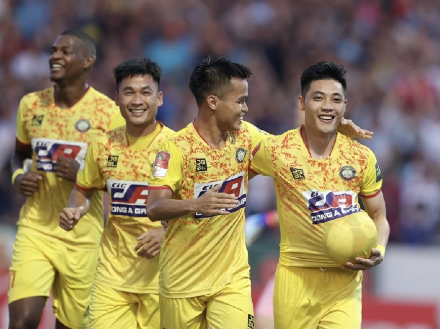 Lâm Ti Phông ăn mừng bàn thắng cùng đồng đội. Ảnh: Thu Ngọc 