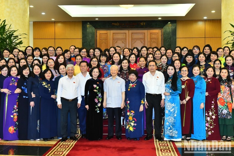  Tổng Bí thư Nguyễn Phú Trọng với các đại biểu và Nhóm nữ đại biểu Quốc hội Việt Nam khóa XV. Ảnh: nhandan.vn