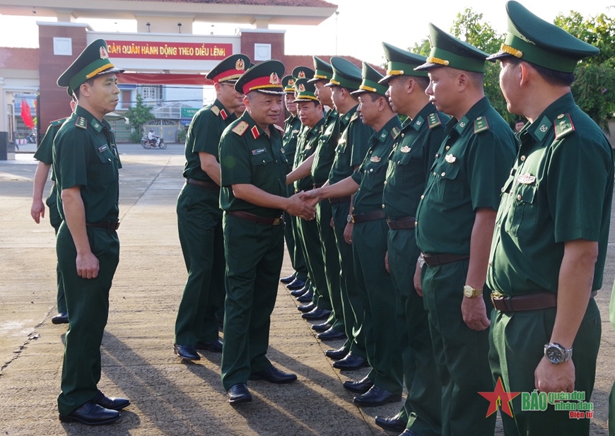 Lãnh đạo, chỉ huy Bộ đội Biên phòng tỉnh Cà Mau đón đoàn công tác. 