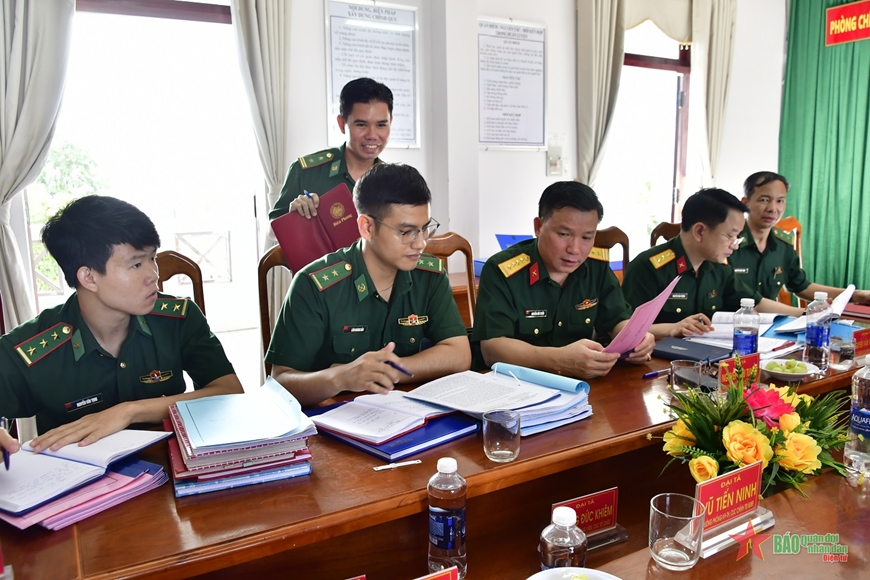 Các thành viên trong đoàn công tác kiểm tra hoạt động công tác Đảng, công tác chính trị tại Bộ chỉ huy Bộ đội Biên phòng tỉnh Cà Mau. 