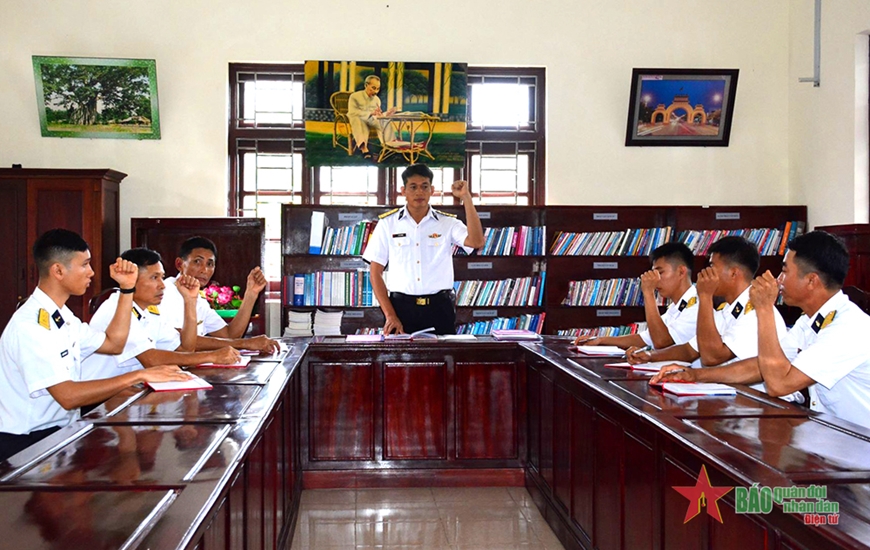 Đại úy Lý Quý Cường, Chính trị viên cụm số 2, đảo Trường Sa (đứng giữa) chủ trì sinh hoạt chi bộ.