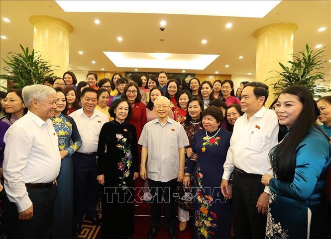  Tổng Bí thư Nguyễn Phú Trọng, các đồng chí lãnh đạo Đảng, Nhà nước chụp ảnh chung với Nhóm nữ đại biểu Quốc hội Việt Nam.