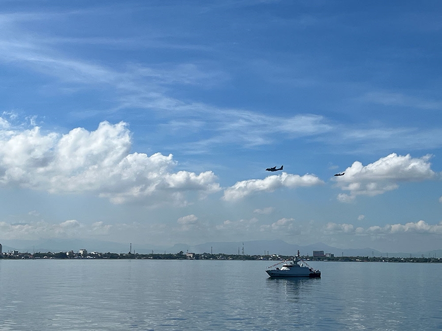 Trước khi Lễ duyệt binh tàu quốc tế diễn ra, các máy bay đã bay biểu diễn trên bầu trời Makassar. Lễ duyệt binh tàu quốc tế thường được tổ chức để lực lượng Hải quân chào nguyên thủ quốc gia và tăng sự tương tác giữa lực lượng hải quân các nước. 