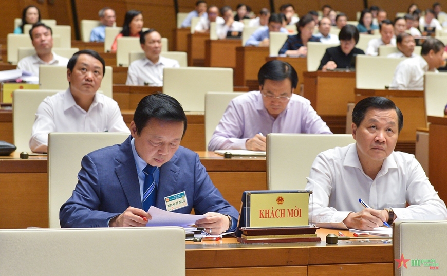 Các đồng chí Phó thủ tướng và khách mời dự phiên chất vấn. 