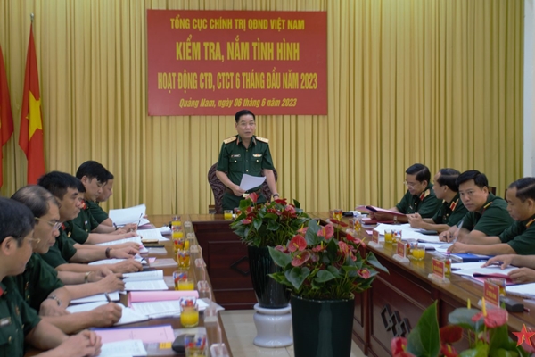 Trung tướng Nguyễn Văn Gấu kiểm tra hoạt động công tác Đảng, công tác chính trị tại Lữ đoàn 270