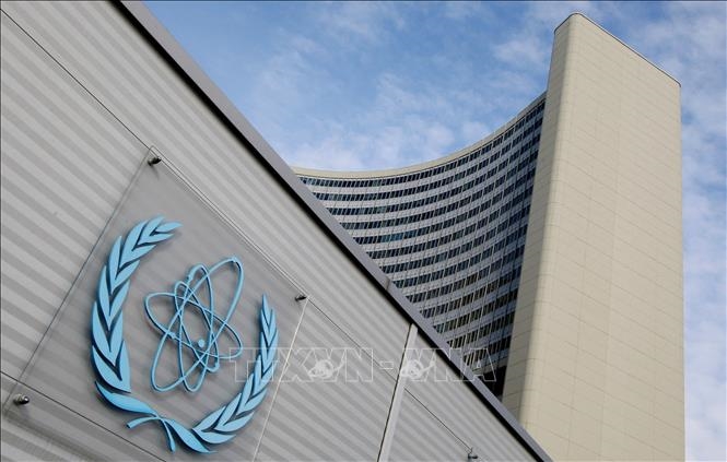 Biểu tượng Cơ quan Năng lượng Nguyên tử Quốc tế (IAEA) tại trụ sở ở Vienna, Áo. Ảnh: AFP/TTXVN 