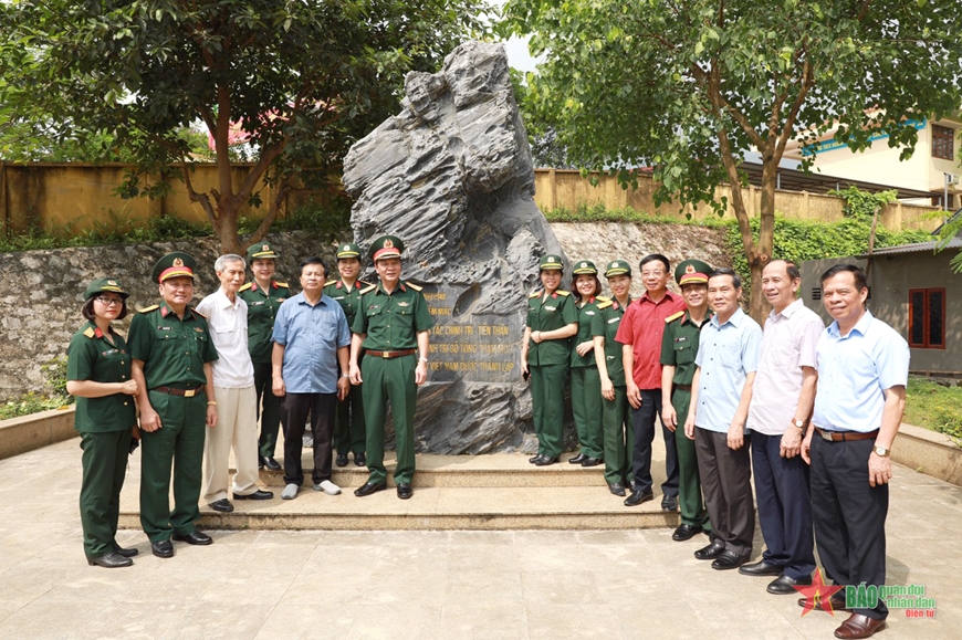 Thủ trưởng Cục Chính trị Bộ Tổng Tham mưu các thời kỳ và đoàn công tác tại bia di tích, nơi thành lập Ban Công tác Chính trị Bộ Tổng Tham mưu (tiền thân của Cục Chính trị Bộ Tổng Tham mưu ngày nay), ở xã Điềm Mặc, huyện Định Hóa, tỉnh Thái Nguyên, ngày 27-5-2023. Ảnh: LÊ THÀNH TRUNG 