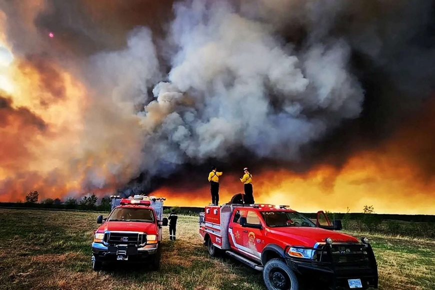 Lực lượng cứu hỏa có mặt tại một khu vực xảy ra cháy rừng ở tỉnh bang British Columbia, Canada. Ảnh: Reuters