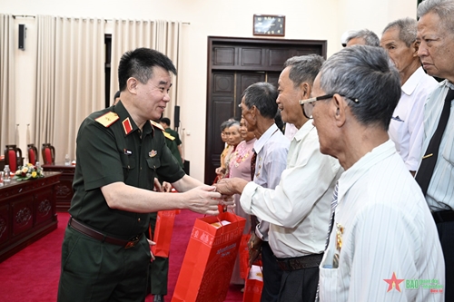 Bộ Quốc phòng tặng quà 60 đại biểu người có công với cách mạng tỉnh Trà Vinh