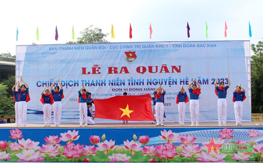 Chương trình văn nghệ trong lễ phát động Chiến dịch thanh niên tình nguyện. 