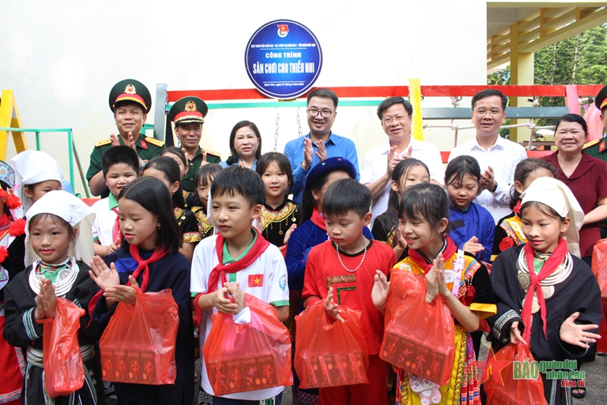    Trao quà tặng các cháu học sinh tại lễ khánh thành sân chơi Trường tiểu học Vân Tùng. 