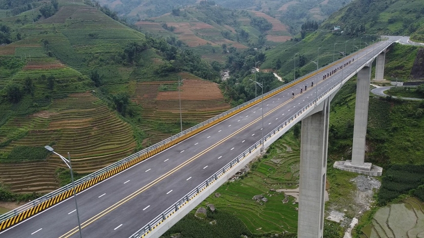  Giải đua xe đạp Kỷ niệm 120 năm du lịch Sa Pa “Chinh phục Móng Sến, cầu cạn có trụ cao nhất Việt Nam - LCC7”. 