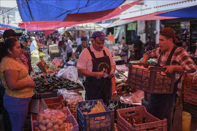  Người dân mua sắm tại một chợ ở Ozumba, Mexico.