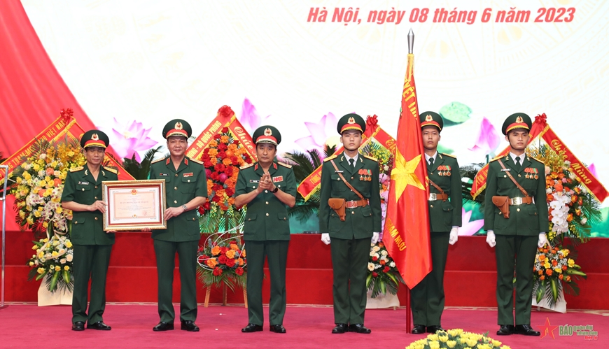 Thừa ủy quyền của Chủ tịch nước, Thượng tướng Phùng Sĩ Tấn trao Huân chương Bảo vệ Tổ quốc hạng Ba tặng Cục Chính trị Bộ Tổng Tham mưu. Ảnh: KIM NGỌC