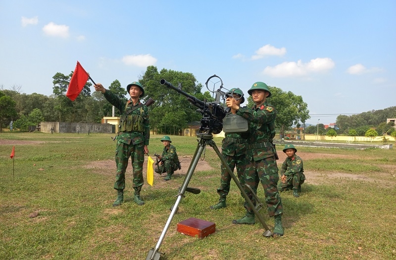 Trung sĩ Nguyễn Hải Long, Khẩu đội trưởng Khẩu đội 1, Trung đội 5, Đại đội 3, Tiểu đoàn 16 (Sư đoàn 312, Quân đoàn 1) chỉ huy khẩu đội luyện tập bắn mục tiêu bay thấp. Ảnh: NGỌC LÂM 
 