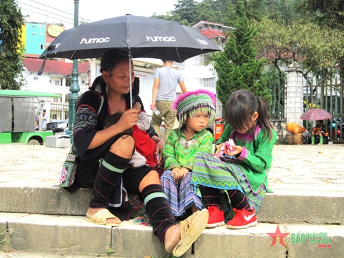 Việt Nam đa sắc: Bản sắc văn hóa dân tộc Mông vùng Tây Bắc qua cây ô​