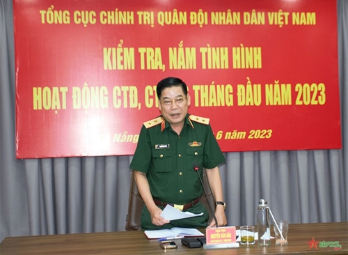 Trung tướng Nguyễn Văn Gấu kiểm tra tại Bộ CHQS TP Đà Nẵng