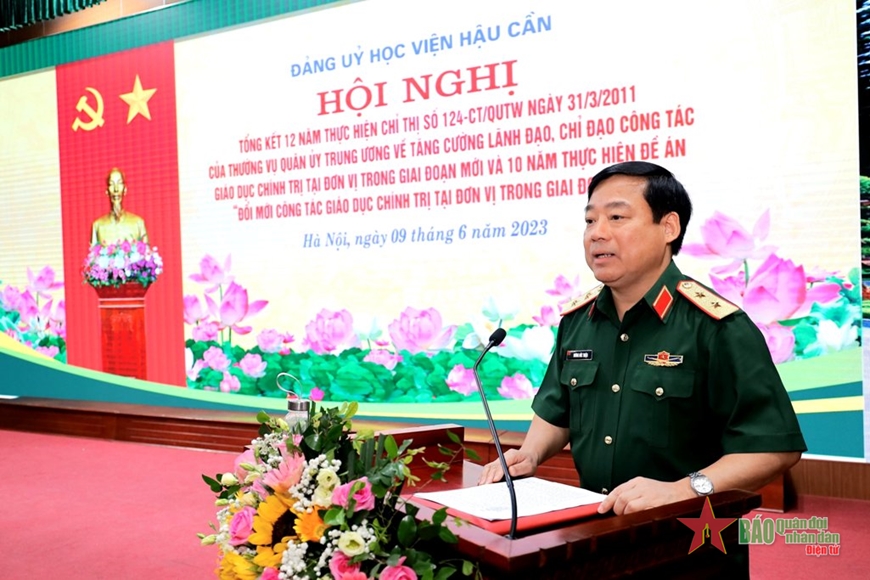 Trung tướng Dương Đức Thiện, Chính ủy Học viện Hậu cần phát biểu tại hội nghị. 